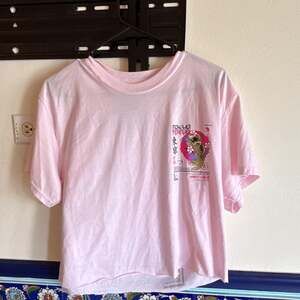 Fresh Laundry Tokyo Koi Fish Graphic Print Pink Crew Neck T-Shirt Size L